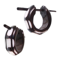 Load image into Gallery viewer, Horn Pin-Ohrringe schwarz 14 mm Flecken weiß Rillen Creolen Holz Pin handgeschnitzt - chic-net.de
