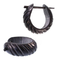 Load image into Gallery viewer, Horn Pin-Ohrringe schwarz diagonal 17 mm Rillen Creolen Holz Pin handgeschnitzt - chic-net.de
