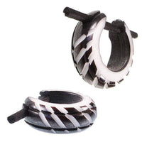 Load image into Gallery viewer, Horn Pin-Ohrringe schwarz weiß Diagonalen Rillen Seite 14 mm Creolen Holz Pin handgeschnitzt - chic-net.de
