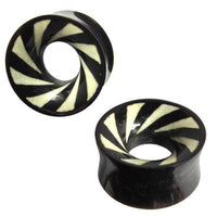 Load image into Gallery viewer, Horn Tunnel schwarz mit Spiral Muster weiß schwarz handgeschnitzt Tribal Buffalo Plug Ohrstecker - chic-net.de
