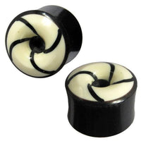 Load image into Gallery viewer, Horn Tunnel schwarz weiß Strudelmuster Horntunnel handgeschnitzt Büffelhorn Tribal Buffalo Organic Expander - chic-net.de
