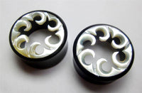 Load image into Gallery viewer, Horn Tunnel Waves handgeschnitzt Perlmutt Flesh Plug weiß schwarz Expander - chic-net.de
