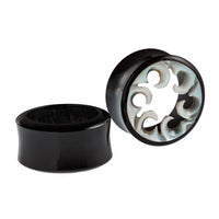 Load image into Gallery viewer, Horn Tunnel Waves handgeschnitzt Perlmutt Flesh Plug weiß schwarz Expander - chic-net.de
