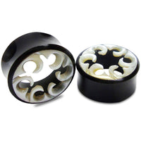 Load image into Gallery viewer, Horn Tunnel Waves handgeschnitzt Perlmutt Flesh Plug weiß schwarz Expander - chic-net.de
