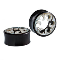 Load image into Gallery viewer, Horn Tunnel Waves handgeschnitzt Perlmutt Flesh Plug weiß schwarz Expander - chic-net.de
