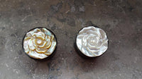 Cargar imagen en el visor de la galería, Hornplug Perlmutt Horn Rose handgeschnitzt schillernd Tunnel Plug weiß Expander - chic-net.de
