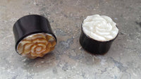 Cargar imagen en el visor de la galería, Hornplug Perlmutt Horn Rose handgeschnitzt schillernd Tunnel Plug weiß Expander - chic-net.de
