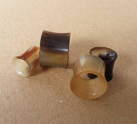 Cargar imagen en el visor de la galería, Horntunnel Horn natural Blondy geschnitzt Flesh Tunnel Lobe Plug Expander - chic-net.de
