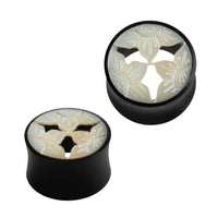 Cargar imagen en el visor de la galería, Horntunnel Perlmutt Horn Flowers geschnitzt schillernd Tunnel Plug weiß Expander - chic-net.de
