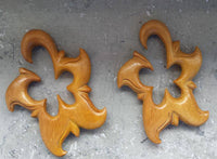 Load image into Gallery viewer, Jackfrucht Holz hell Lobe Piercing Blüte Hook 10mm - chic-net.de
