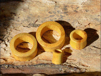 Load image into Gallery viewer, Jackfrucht Holz Tunnel ocker Pünktchen konvex dick - chic-net.de
