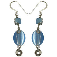 Load image into Gallery viewer, Katzenaugen-Ohrringe, Ohrhänger mit ovalförmigem blau-gefärbtem Katzenauge und Bügel aus Sterling Silber 925 - chic-net.de
