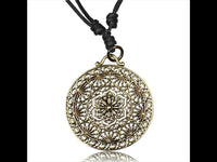 Load image into Gallery viewer, Kette Brass Baumwolle schwarz Anhänger Muster antik golden - chic-net.de
