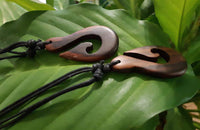 Load image into Gallery viewer, Kette Holz Hei Matau Angelhaken Anhänger verstellbar - chic-net.de
