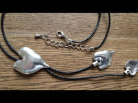 Load image into Gallery viewer, Kette Kautschuk-Band schwarz Anhänger Messing Herzen unregelmäßige Form 76-82 cm - chic-net.de
