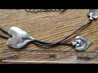 Load image into Gallery viewer, Kette Kautschuk-Band schwarz Anhänger Messing Herzen unregelmäßige Form 76-82 cm - chic-net.de
