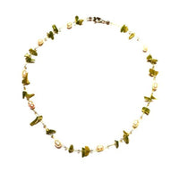 Load image into Gallery viewer, Kette Steinsplitter Perlen Glasperlen Damen Zuchtperlen Schmuck oliv grün weiß 42 cm nickelfrei - chic-net.de
