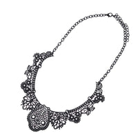 Load image into Gallery viewer, Ketten kurze Halskette Edelstahl schwarz Spitze facettiert Kristalle weiß  63 cm - chic-net.de
