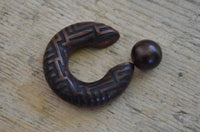 Load image into Gallery viewer, Klemmkugel Ring Narraholz Piercing Labyrinth Gravur - chic-net.de
