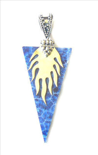 Load image into Gallery viewer, Korallenanhänger Anhänger Koralle blau gefärbt Blumenstruktur Flamme Dreieck 925er Sterling Silber - chic-net.de
