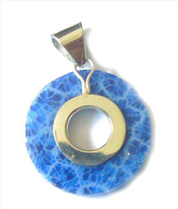 Load image into Gallery viewer, Korallenanhänger Anhänger Koralle blau gefärbt Blumenstruktur O-Form 925er Sterling Silber gefasst - chic-net.de
