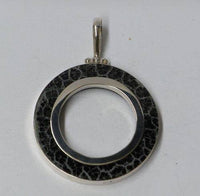 Load image into Gallery viewer, Korallenanhänger Anhänger Koralle schwarz gefärbt Blumenstruktur O-Form 925er Sterling Silber gefasst - chic-net.de
