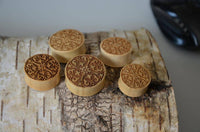 Load image into Gallery viewer, Krokodil Holz Plug Kreuz Blume hell double flared - chic-net.de
