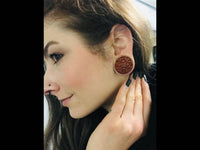 Load image into Gallery viewer, Krokodil Holz Plug Kreuz Blume hell double flared - chic-net.de
