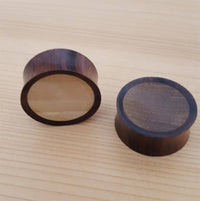 Load image into Gallery viewer, Krokodilholz dreifarbig Holz Plug handgeschnitzt Sonoholz Teakholz Flesh Tunnel - chic-net.de
