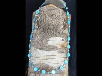 Load image into Gallery viewer, lange Perlen Halskette hell blau Perlmutt Scheiben 64cm - chic-net.de
