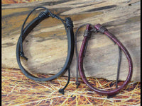 Load image into Gallery viewer, Leder Armband breit Textur aubergine schwarz verstellbar - chic-net.de
