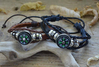 Load image into Gallery viewer, Lederarmband Kompass dreilagig geflochten verstellbar - chic-net.de
