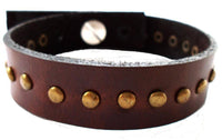 Load image into Gallery viewer, Lederarmbänder braun einreihig goldene Nieten Brass schmales Armband Leder unisex nickelfrei - chic-net.de
