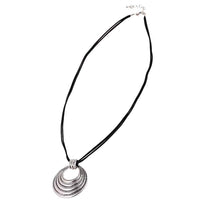 Cargar imagen en el visor de la galería, Lederbandkette schwarz Ringe Edelstahl silberfarben  Länge 25 cm - chic-net.de
