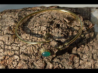 Load image into Gallery viewer, Messing Armreif antik gold grün Onyx Schnörkel verstellbar - chic-net.de
