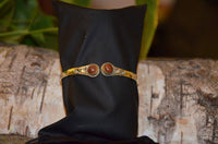 Cargar imagen en el visor de la galería, Messing Armreif golden braun Sandstein rund acht Zopfrand nickelfrei verstellbar antik Tribal - chic-net.de
