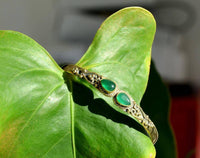 Cargar imagen en el visor de la galería, Messing Armreif golden Jade grün Spirale Tropfen Flechtrand nickelfrei verstellbar antik Tribal - chic-net.de
