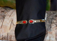 Cargar imagen en el visor de la galería, Messing Armreif golden Jaspis rot Spirale Tropfen Flechtrand nickelfrei verstellbar antik Tribal - chic-net.de
