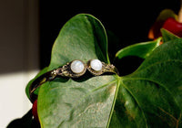 Cargar imagen en el visor de la galería, Messing Armreif golden Mondstein rund acht Zopfrand nickelfrei verstellbar antik Tribal Schmuck.
