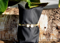 Cargar imagen en el visor de la galería, Messing Armreif golden Mondstein rund acht Zopfrand nickelfrei verstellbar antik Tribal Schmuck.
