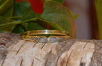 Cargar imagen en el visor de la galería, Messing Armreif golden Mondstein Spirale Tropfen Flechtrand nickelfrei verstellbar antik Tribal - chic-net.de
