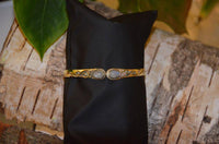 Cargar imagen en el visor de la galería, Messing Armreif golden Mondstein Spirale Tropfen Flechtrand nickelfrei verstellbar antik Tribal - chic-net.de
