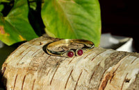 Cargar imagen en el visor de la galería, Messing Armreif golden Rubin rund Blume Zopfrand nickelfrei verstellbar antik Tribal Schmuck - chic-net.de
