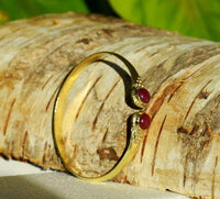 Cargar imagen en el visor de la galería, Messing Armreif golden Rubin rund Blume Zopfrand nickelfrei verstellbar antik Tribal Schmuck - chic-net.de
