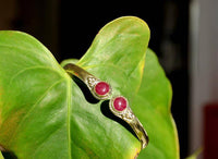 Cargar imagen en el visor de la galería, Messing Armreif golden Rubin rund Blume Zopfrand nickelfrei verstellbar antik Tribal Schmuck - chic-net.de
