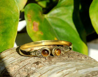 Cargar imagen en el visor de la galería, Messing Armreif golden Tigerauge rund acht Zopfrand nickelfrei verstellbar antik Tribal Schmuck - chic-net.de
