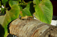 Cargar imagen en el visor de la galería, Messing Armreif golden Tigerauge rund acht Zopfrand nickelfrei verstellbar antik Tribal Schmuck - chic-net.de
