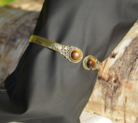 Cargar imagen en el visor de la galería, Messing Armreif golden Tigerauge rund acht Zopfrand nickelfrei verstellbar antik Tribal Schmuck - chic-net.de
