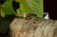 Cargar imagen en el visor de la galería, Messing Armreif golden Tigerauge rund Dreieck Zopfrand nickelfrei verstellbar antik Tribal Schmuck - chic-net.de
