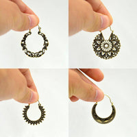 Cargar imagen en el visor de la galería, Messing Ohrringe gold Blume antik Bogen Piercing.
